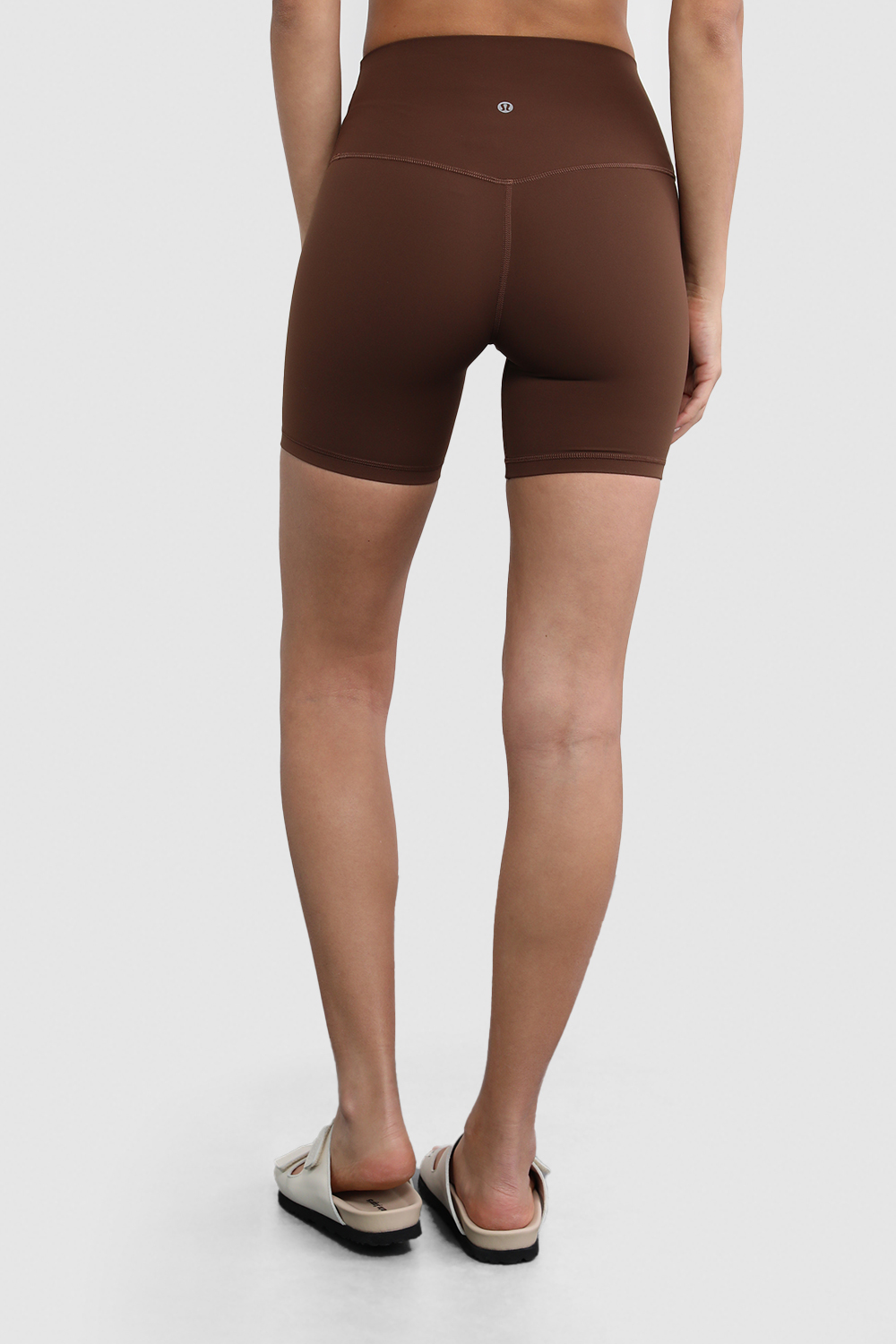 תמונת דוגמן אחורית של Align™ High-Rise Short 6"