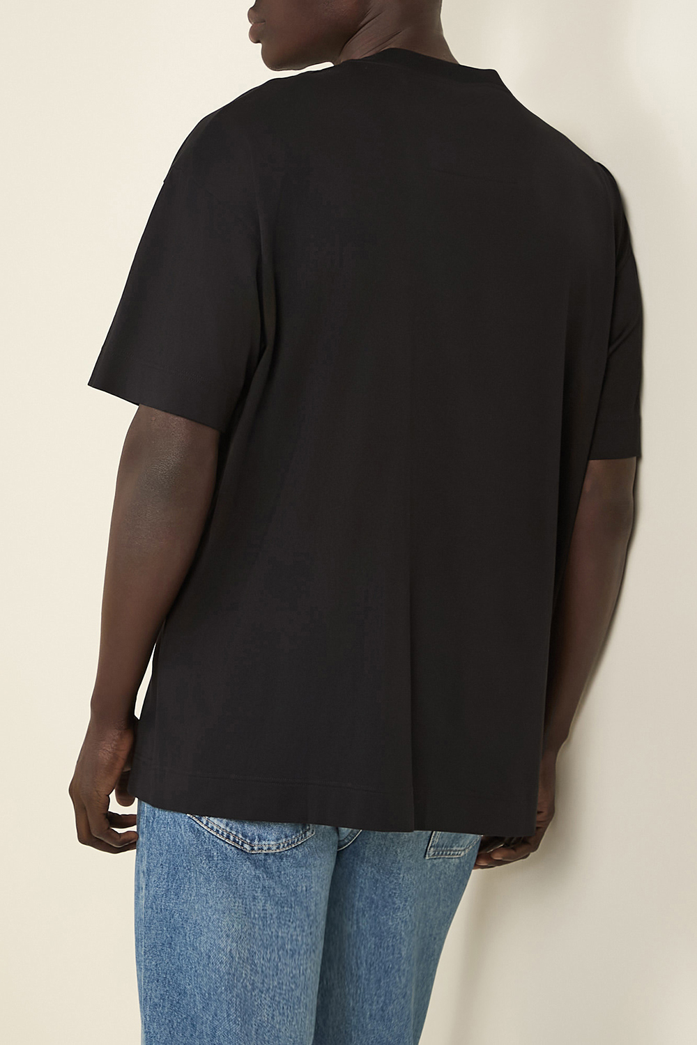 תמונת דוגמן אחורית של חולצת טי GIVENCHY