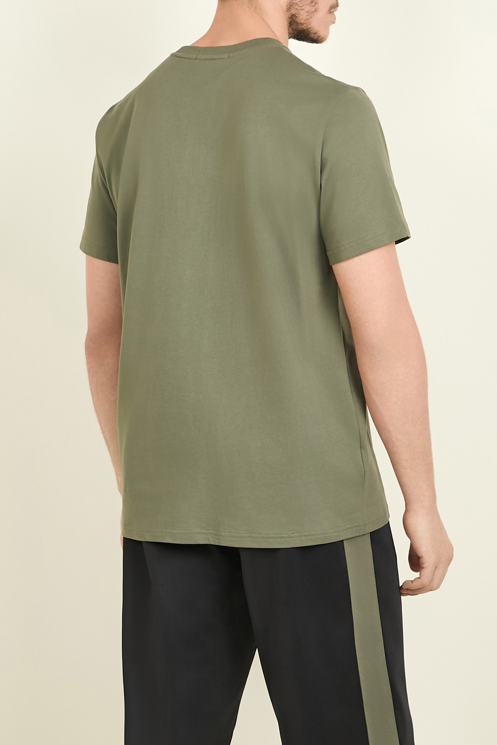 תמונת דוגמן אחורית של חולצת טי FRED PERRY