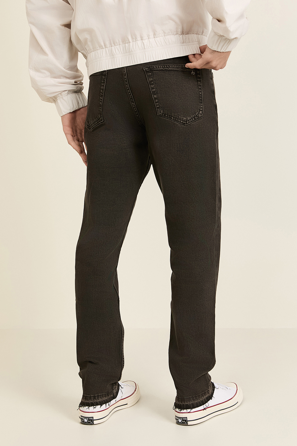 תמונת דוגמן אחורית של מכנסי ג'ינס RAG & BONE