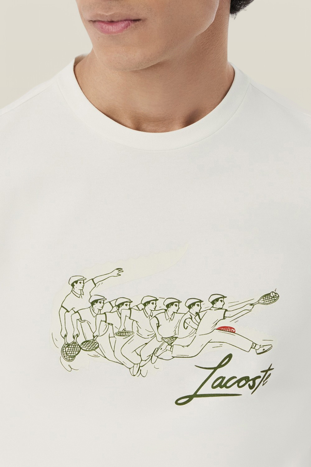 תמונת תקריב דוגמן של חולצת טי רנה לקוסט LACOSTE