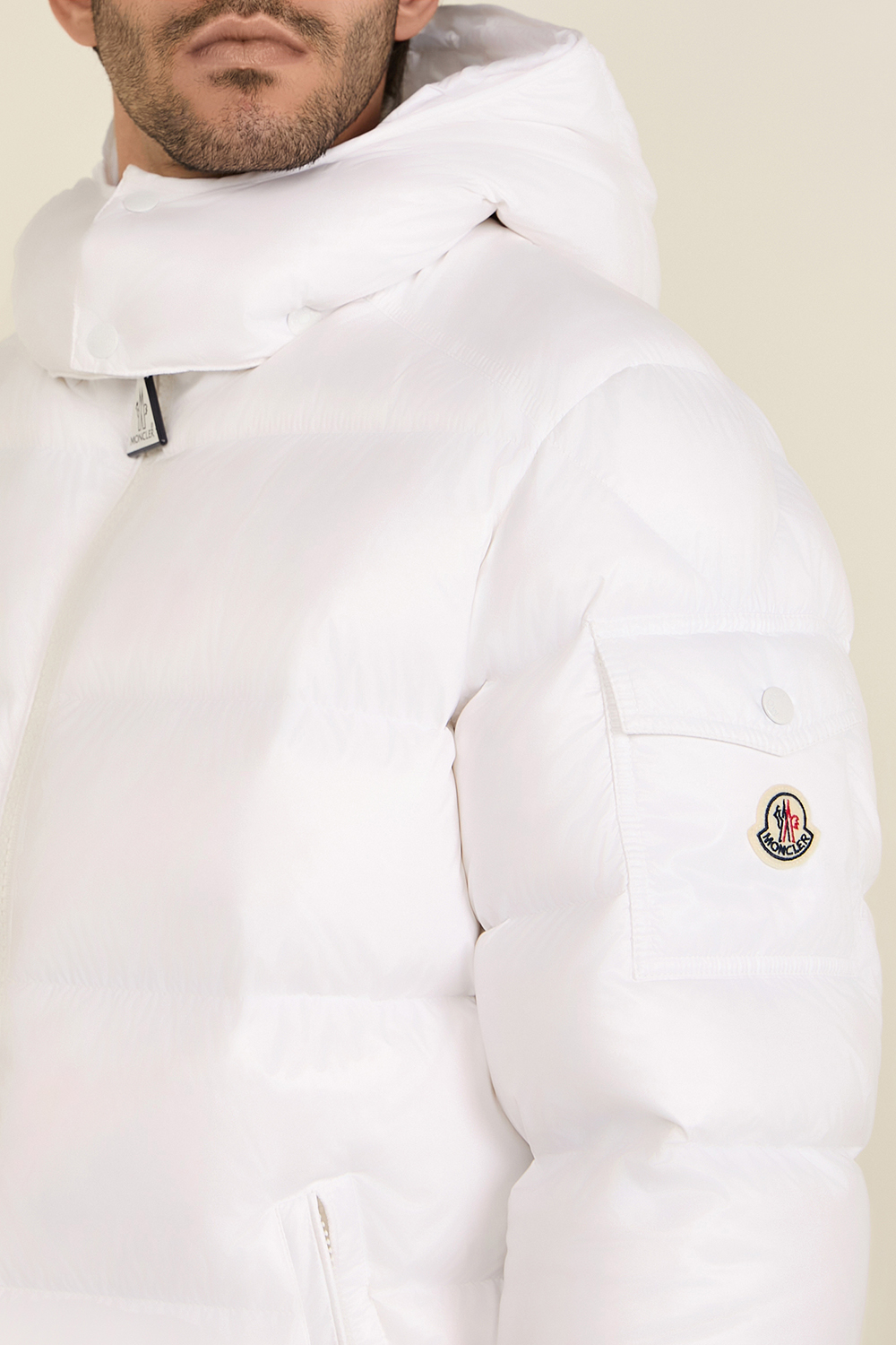 תמונת תקריב דוגמן של מעיל פוך מאיה MONCLER