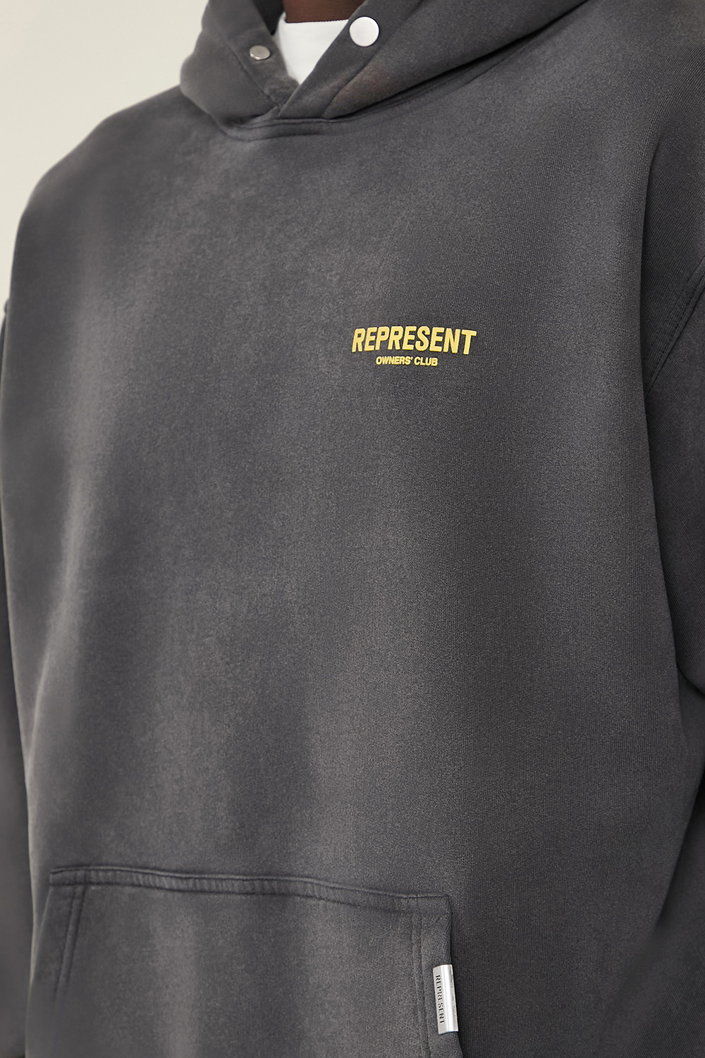 תמונת דוגמן אחורית של סווטשירט קפוצ'ון REPRESENT