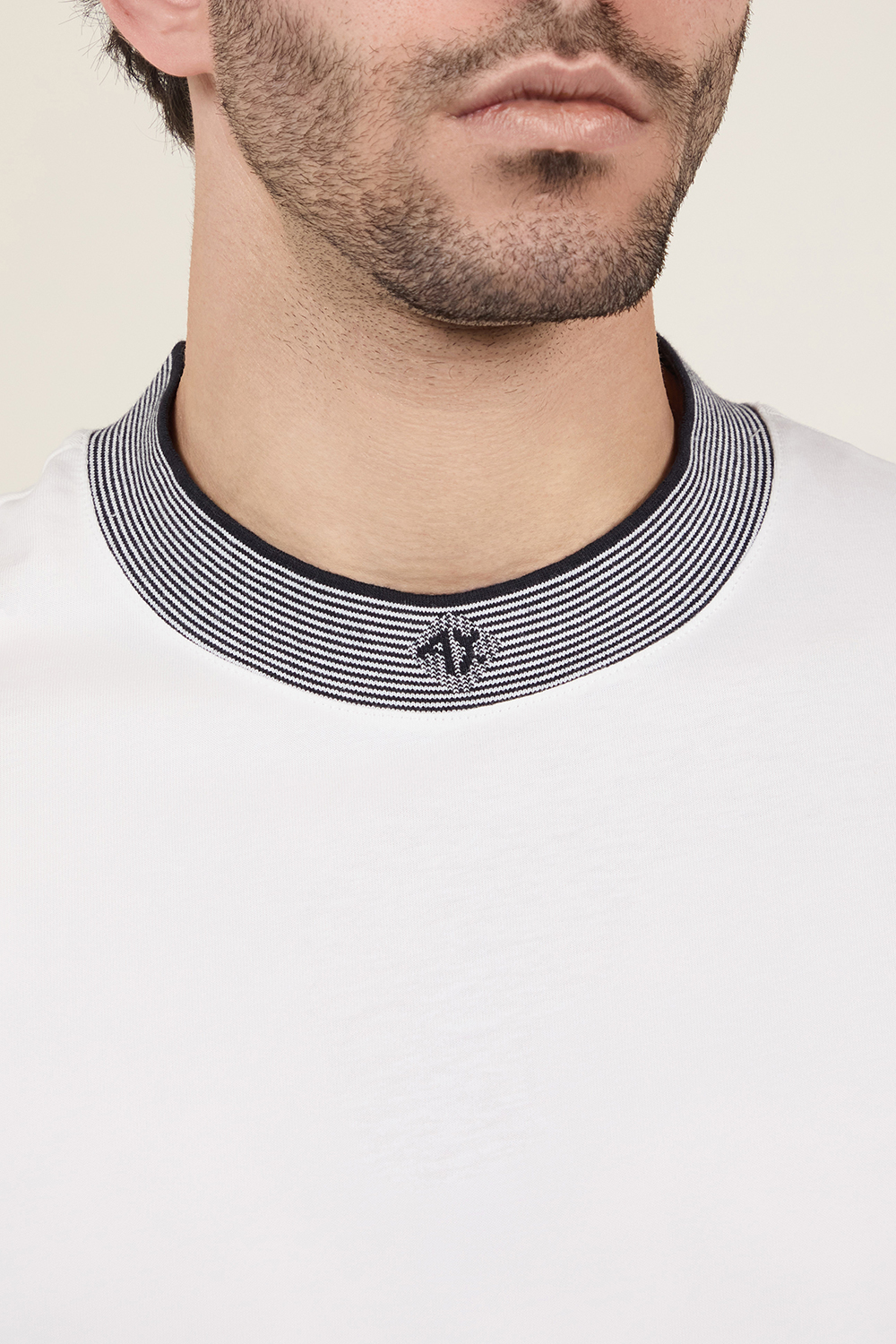 תמונת תקריב דוגמן של חולצת טי ARMANI EXCHANGE