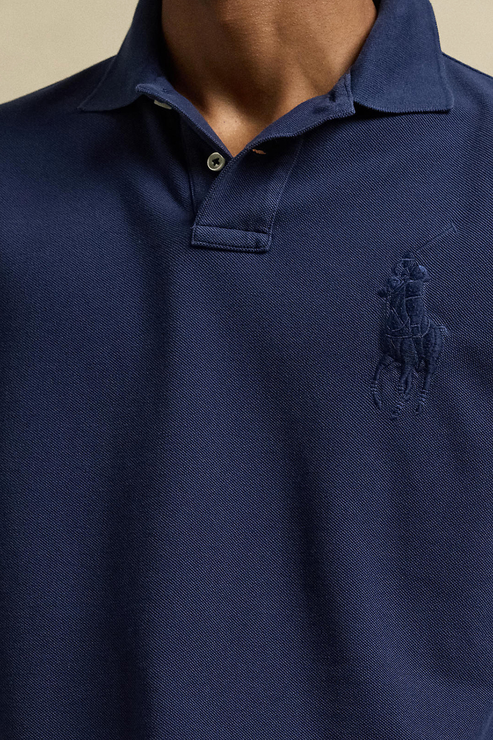 תמונת תקריב דוגמן של חולצת פולו קצרה POLO RALPH LAUREN