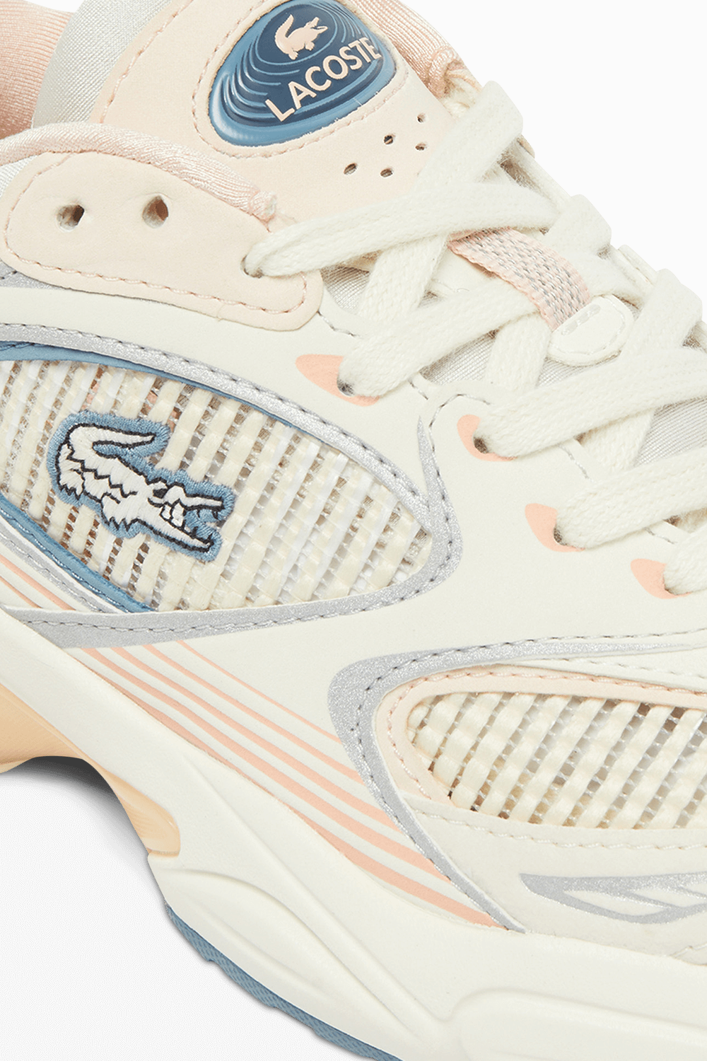 תמונת תקריב של נעלי סניקרס סטורם 96 LACOSTE