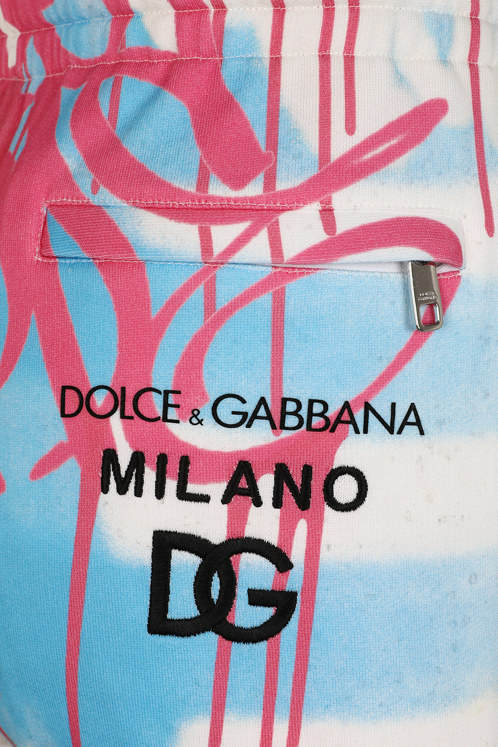 תמונת תקריב של מכנסי גו'ג עם הדפס גרפיטי DOLCE & GABBANA