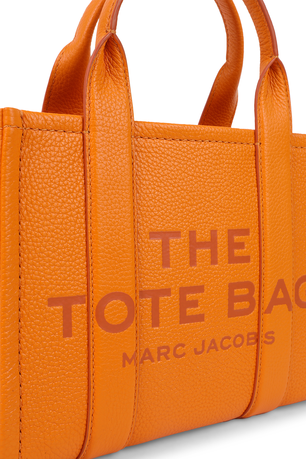 תמונת תקריב של תיק נשיאה מעור בגודל מיני MARC JACOBS