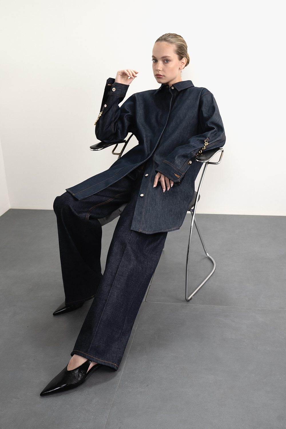 תמונת אווירה של נעליים עם סיומת מחודדת JIL SANDER