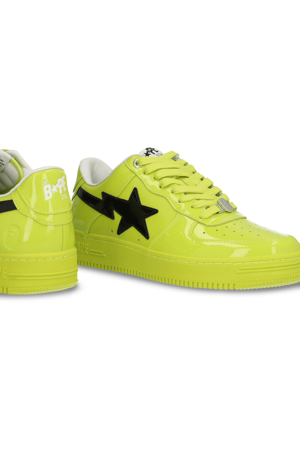 תמונת תקריב של נעלי סניקרס M2 BAPE