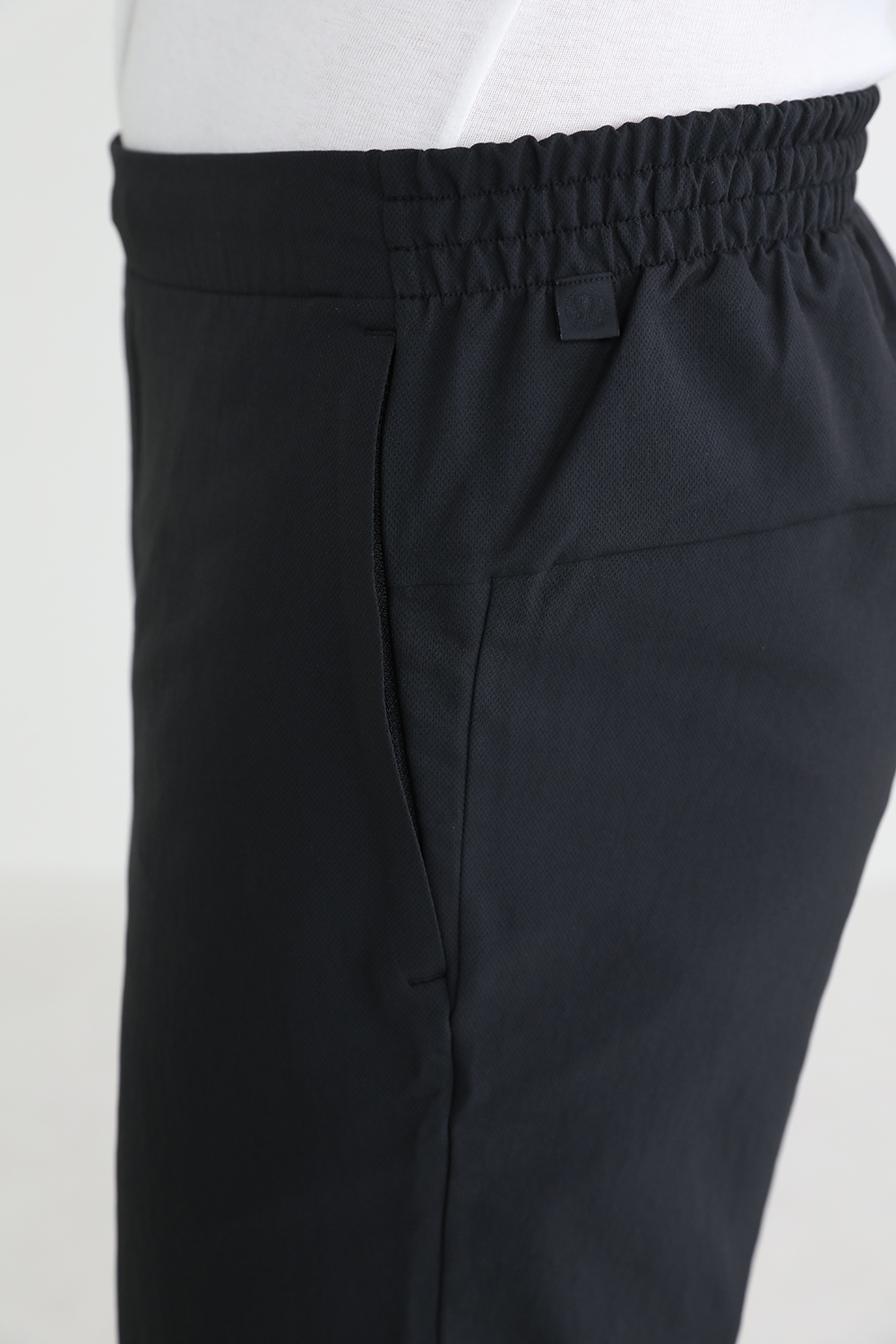 תמונת תקריב דוגמן של New Venture Trouser Pique