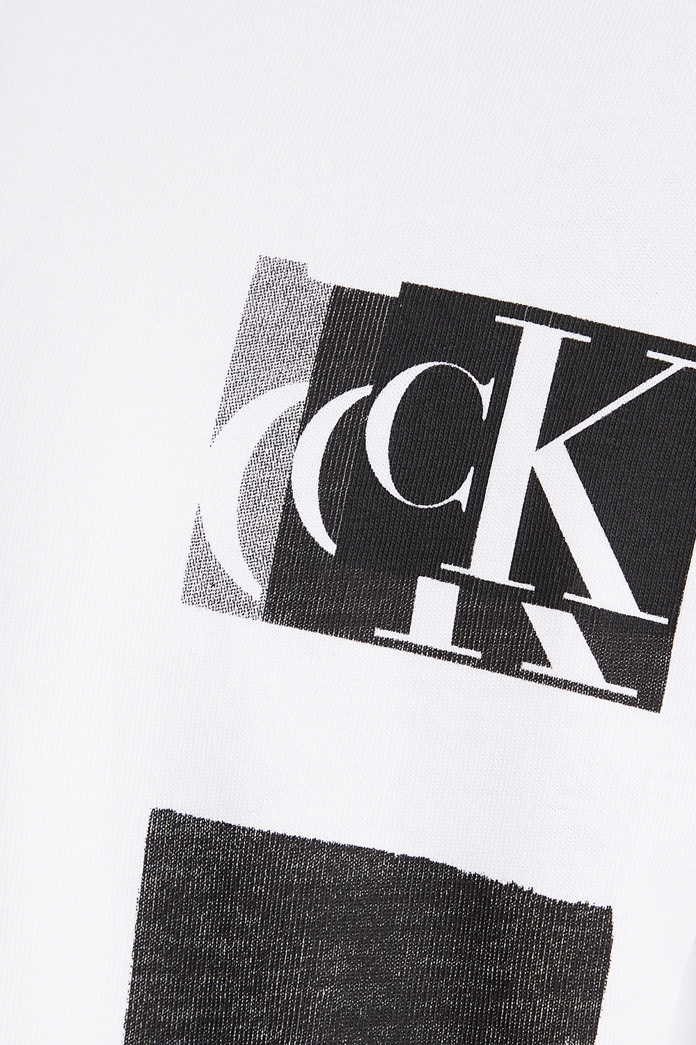 תמונת תקריב של חולצת טי - גילאי 4-16 שנים CALVIN KLEIN