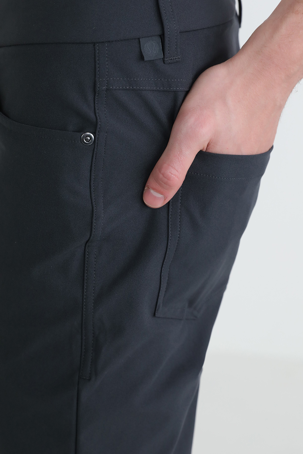 תמונת תקריב דוגמן של ABC Classic Fit Pant 32" Warpstreme