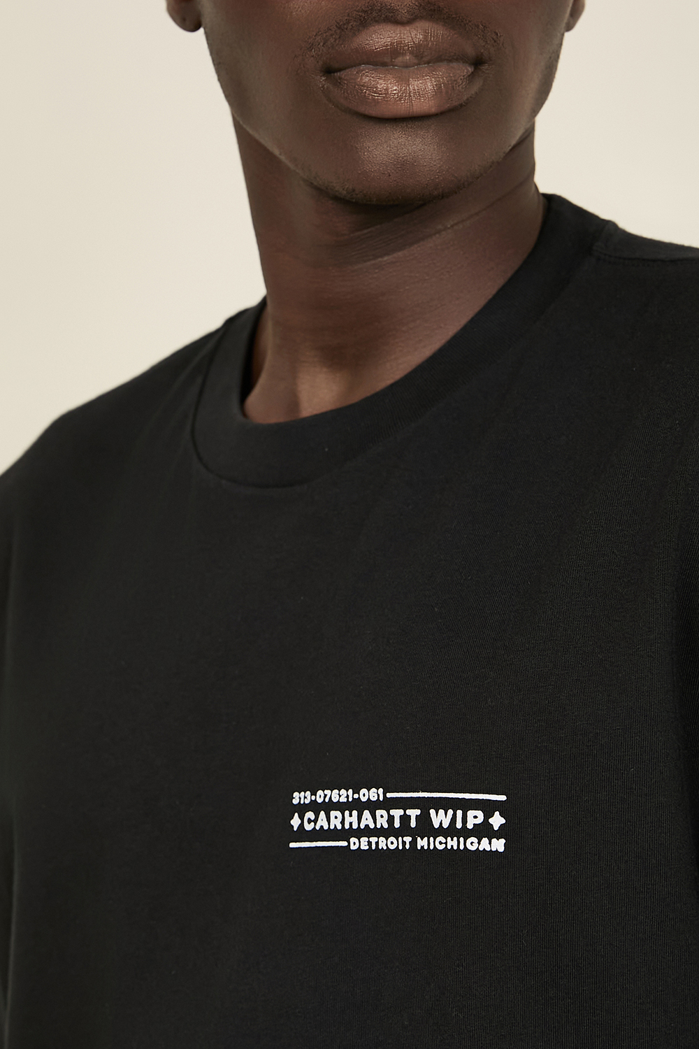 תמונת דוגמן אחורית של חולצת טי CARHARTT WIP