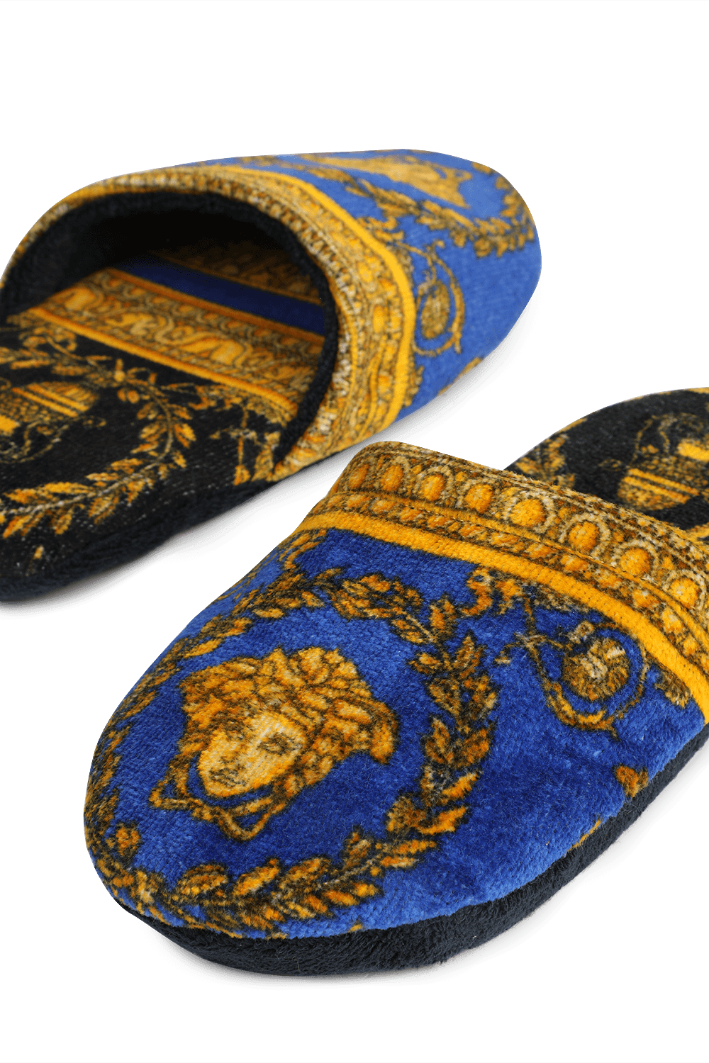 תמונת תקריב של נעלי בית עם הדפס בארוק VERSACE
