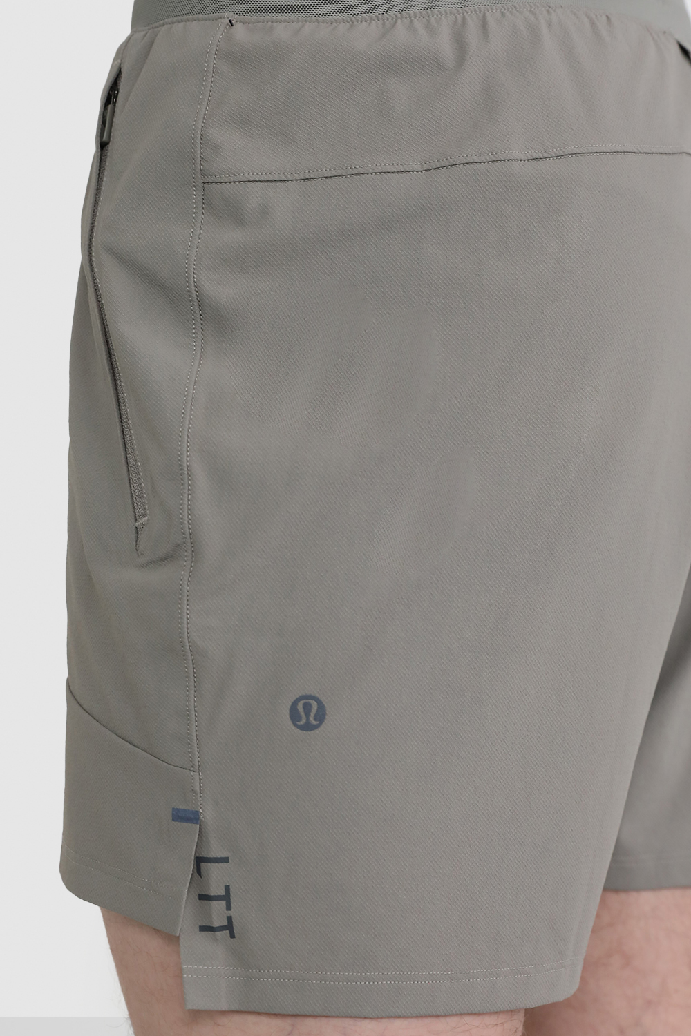 תמונת תקריב דוגמן של License to Train Linerless Short 5 LULULEMON