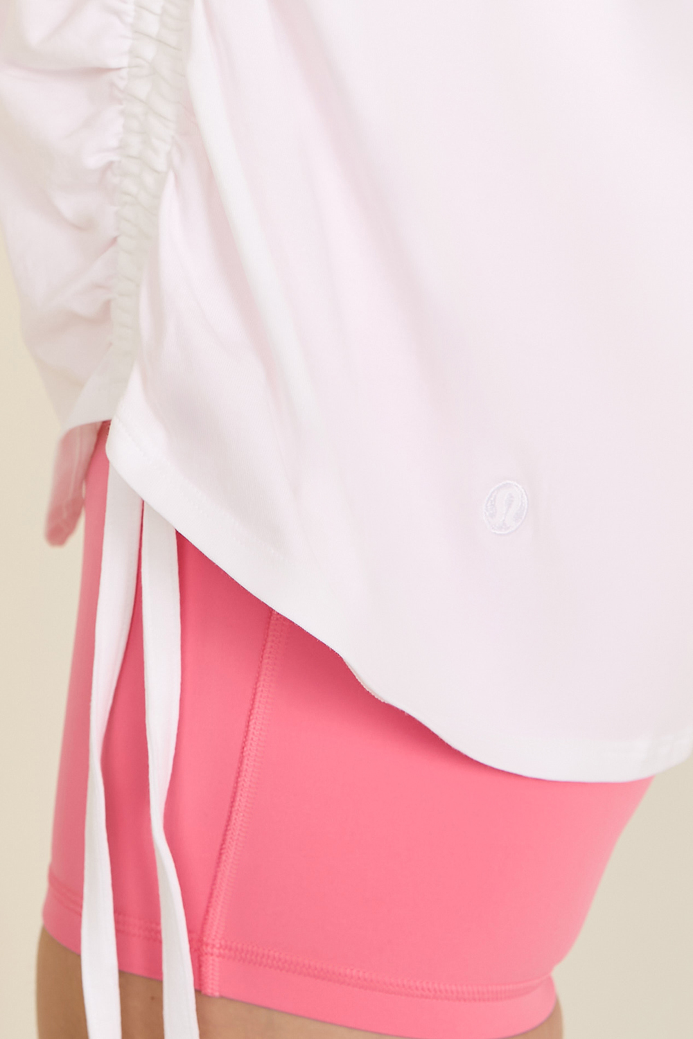 תמונת תקריב דוגמן של Side-Cinch Cotton T-Shirt LULULEMON