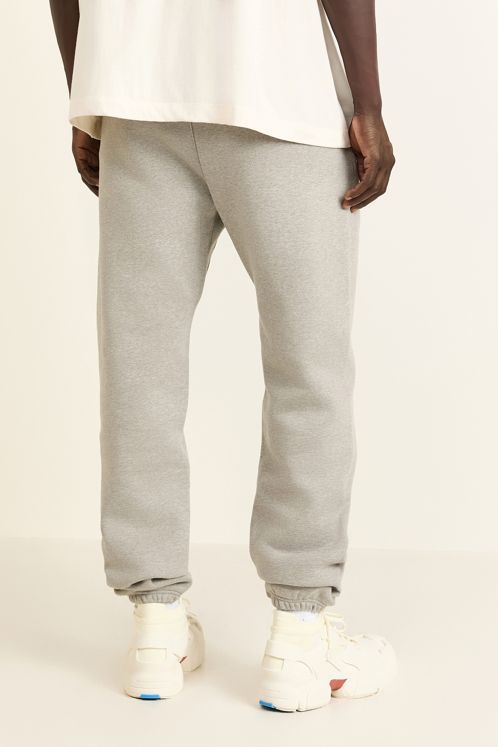 תמונת תקריב דוגמן של מכנסי ג'וגר FEAR OF GOD ESSENTIALS