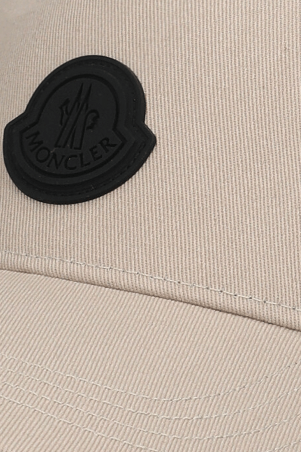 תמונת תקריב של כובע מצחייה MONCLER