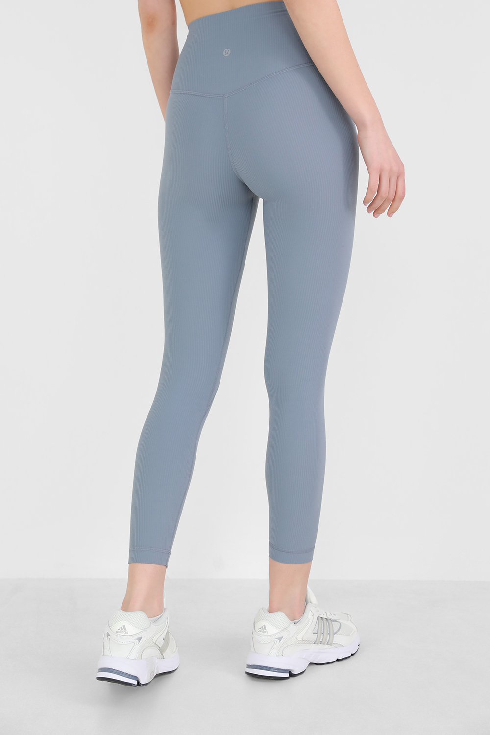 תמונת דוגמן אחורית של Align™ Ribbed High-Rise 25 LULULEMON