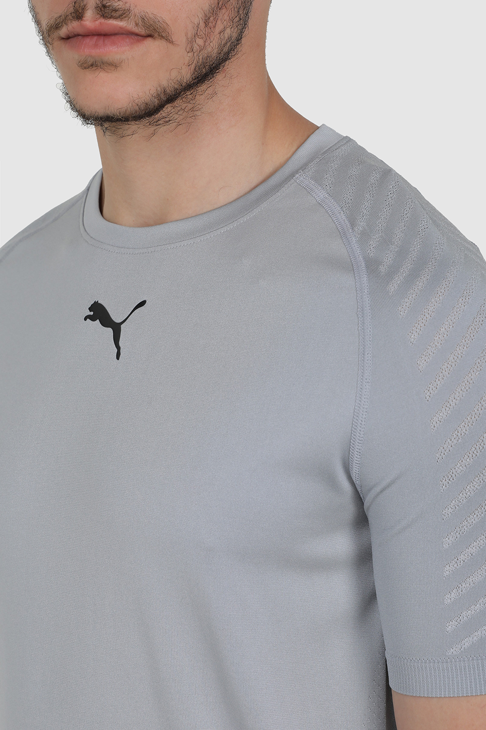 תמונת תקריב דוגמן של חולצת טי לאימונים PUMA