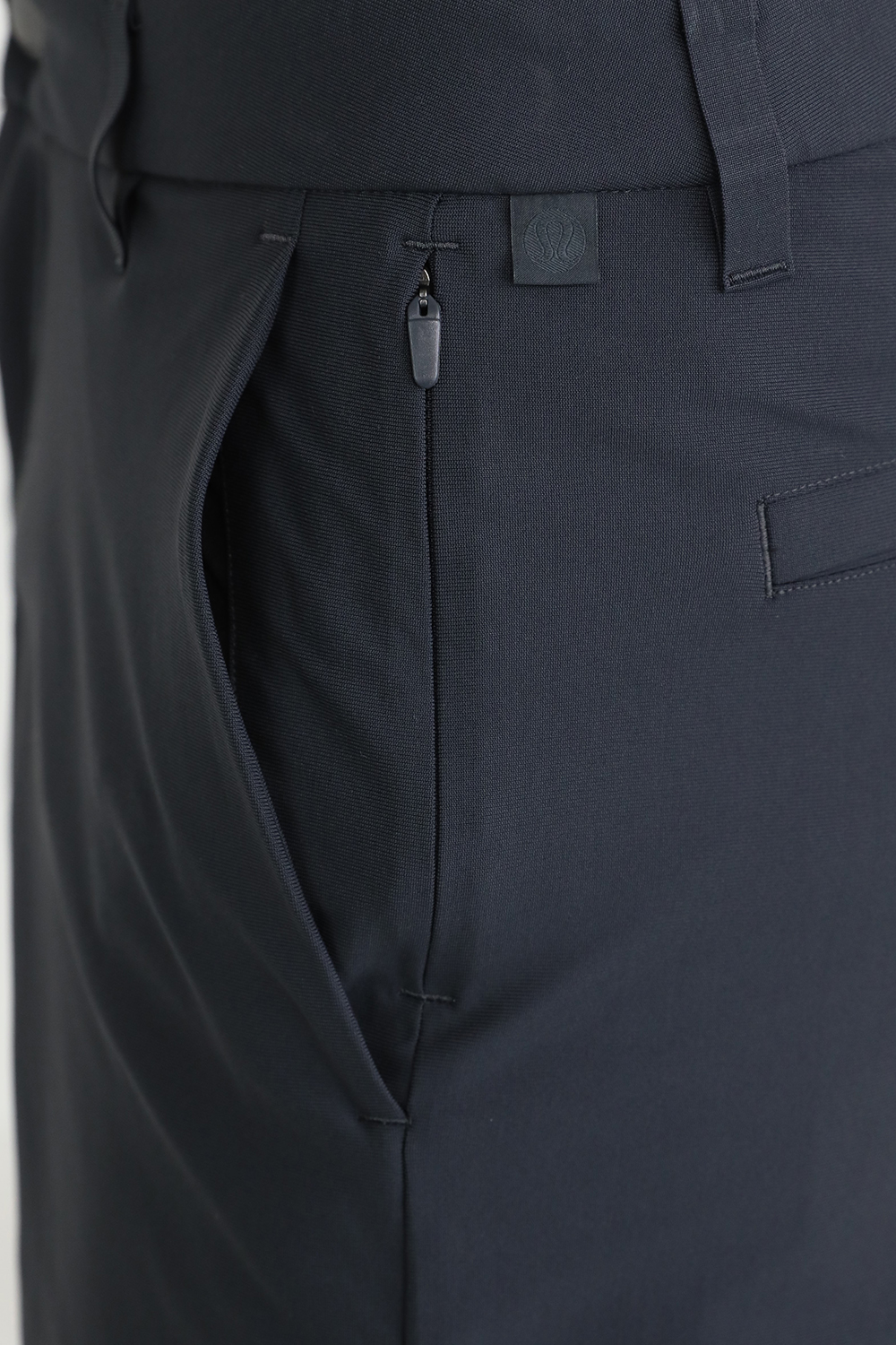 תמונת תקריב דוגמן של Commission Short Classic 7