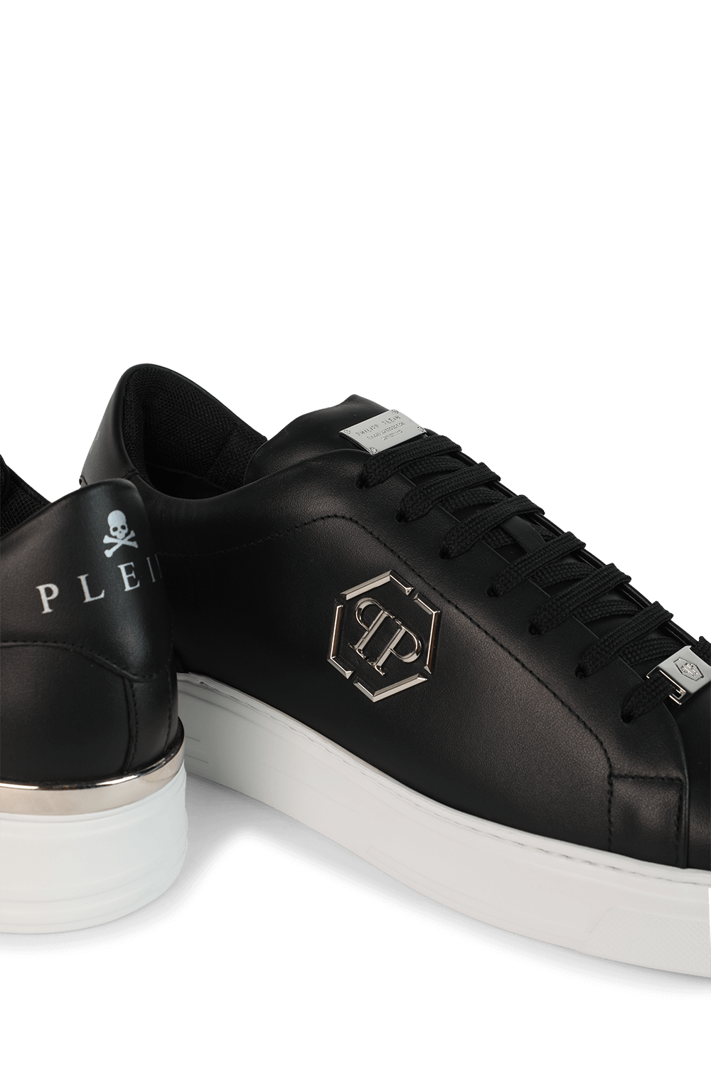 תמונת תקריב של סניקרס עור עם חיתוך מטאלי PHILIPP PLEIN