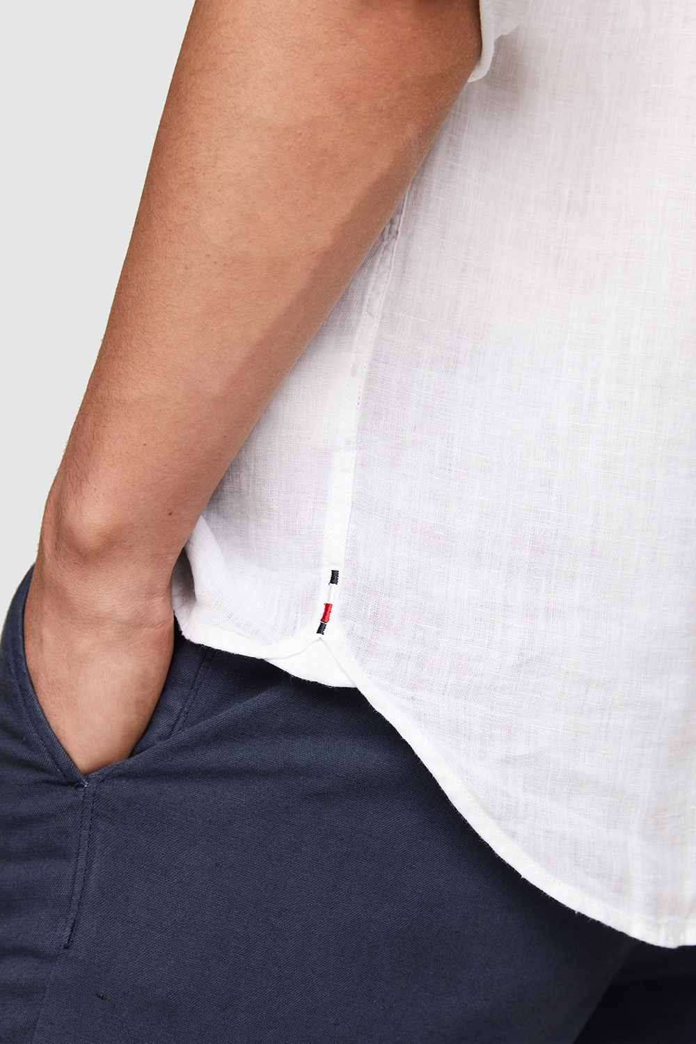 תמונת תקריב דוגמן של חולצה מכופתרת מפשתן TOMMY HILFIGER