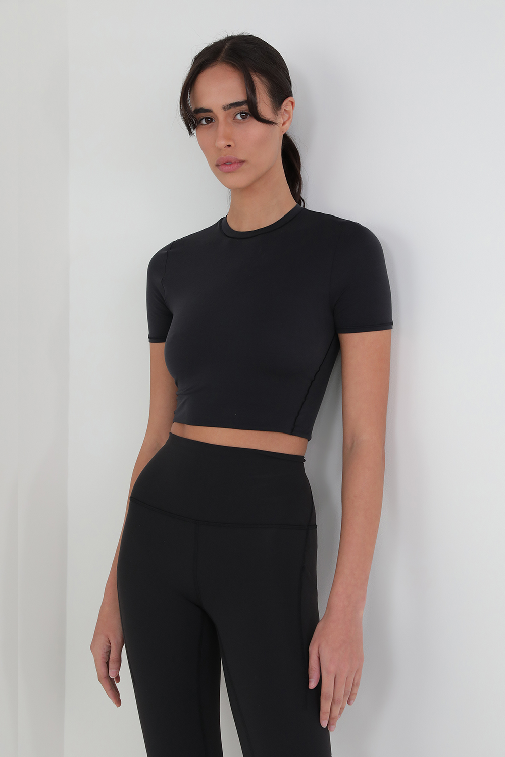 תמונת דוגמן קידמית של Wundermost Ultra-Soft Nulu Crewneck Cropped T-Shirt