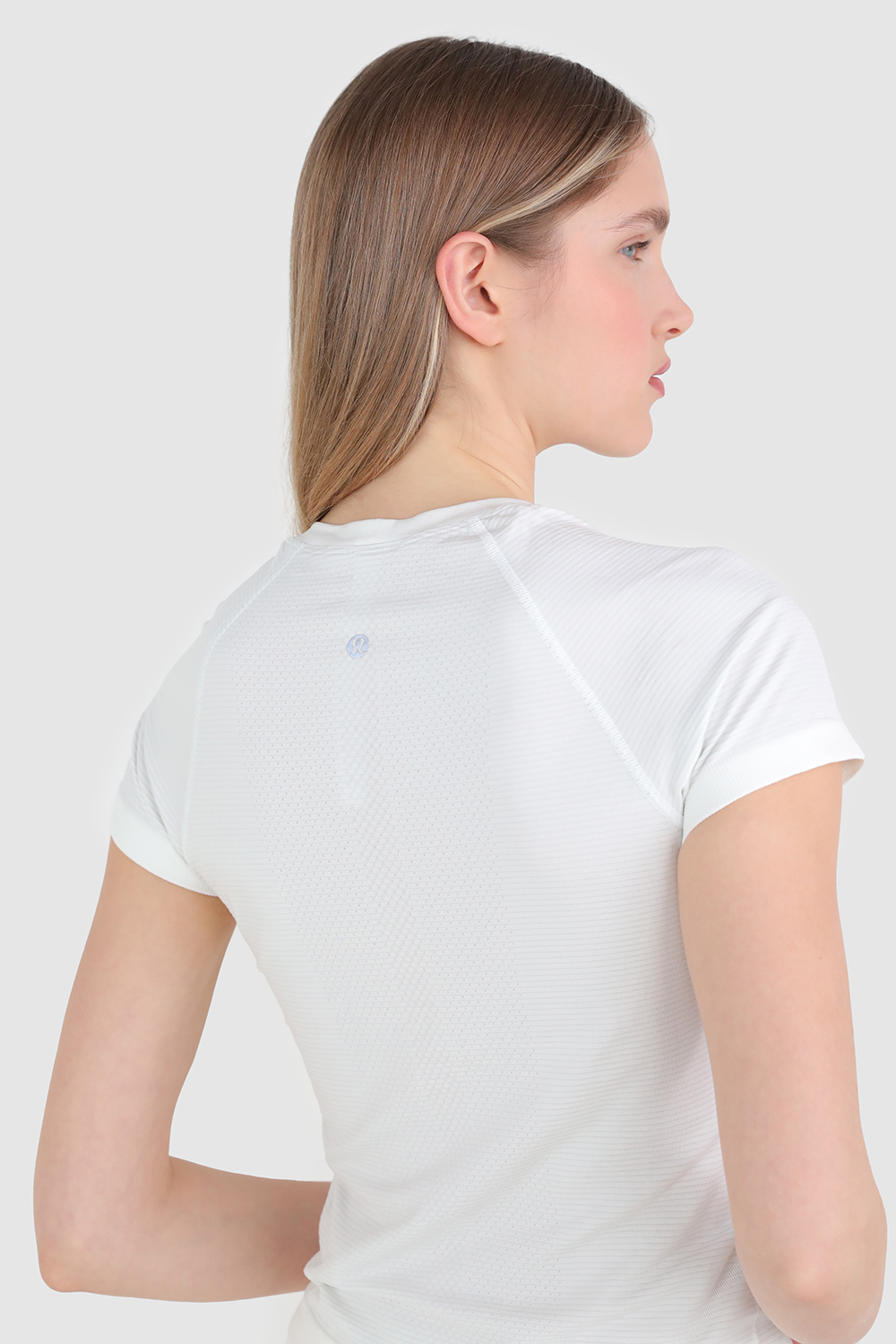 תמונת תקריב דוגמן של Swiftly Tech Short Sleeve Shirt 2.0 Race LULULEMON