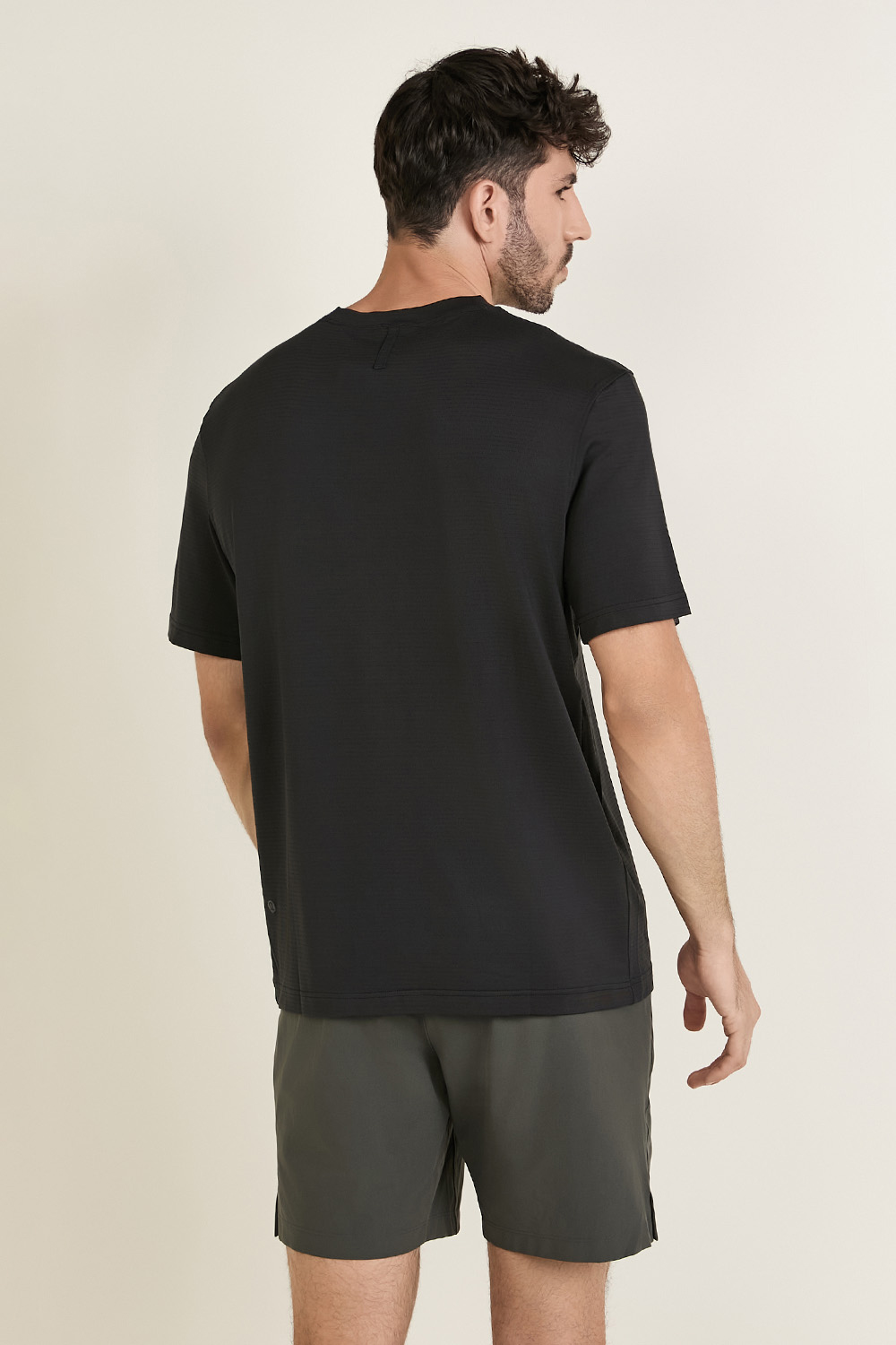 תמונת דוגמן אחורית של License To Train Relaxed Short Sleeve LULULEMON
