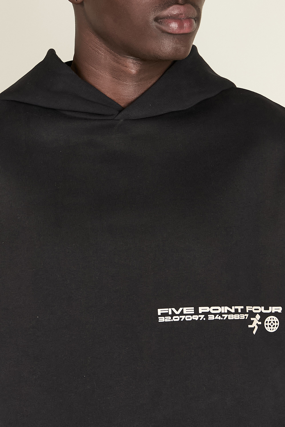 תמונת דוגמן אחורית של סווטשירט קפוצ'ון FIVE POINT FOUR