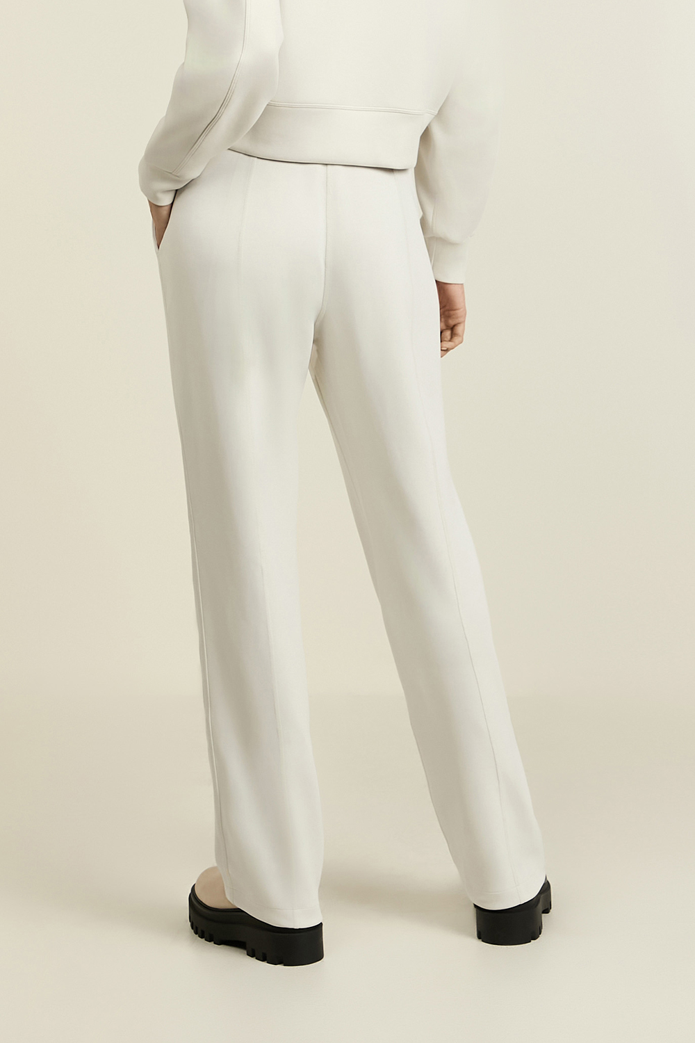 תמונת דוגמן אחורית של Softstreme™ High-Rise Straight Pant Regular LULULEMON