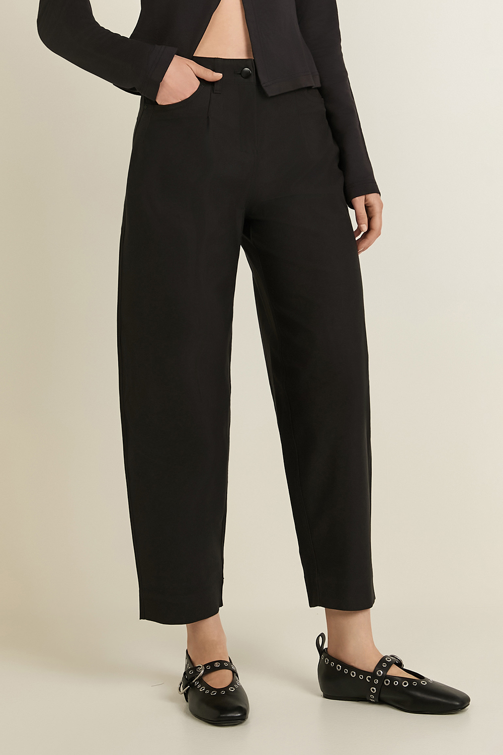 תמונת דוגמן קידמית של City Sleek Barrel-Leg Pant Lt Utilitech™