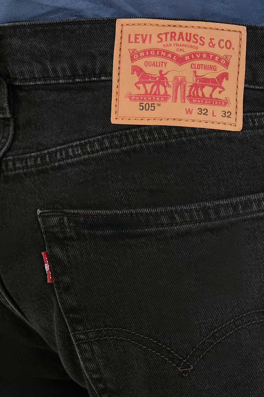 תמונת תקריב דוגמן של מכנסי ג'ינס 505 LEVI`S