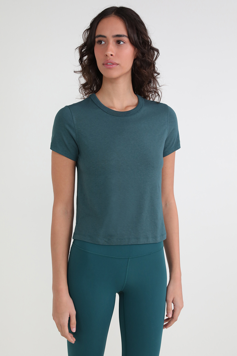 תמונת דוגמן קידמית של Classic-Fit Cotton-Blend Tee
