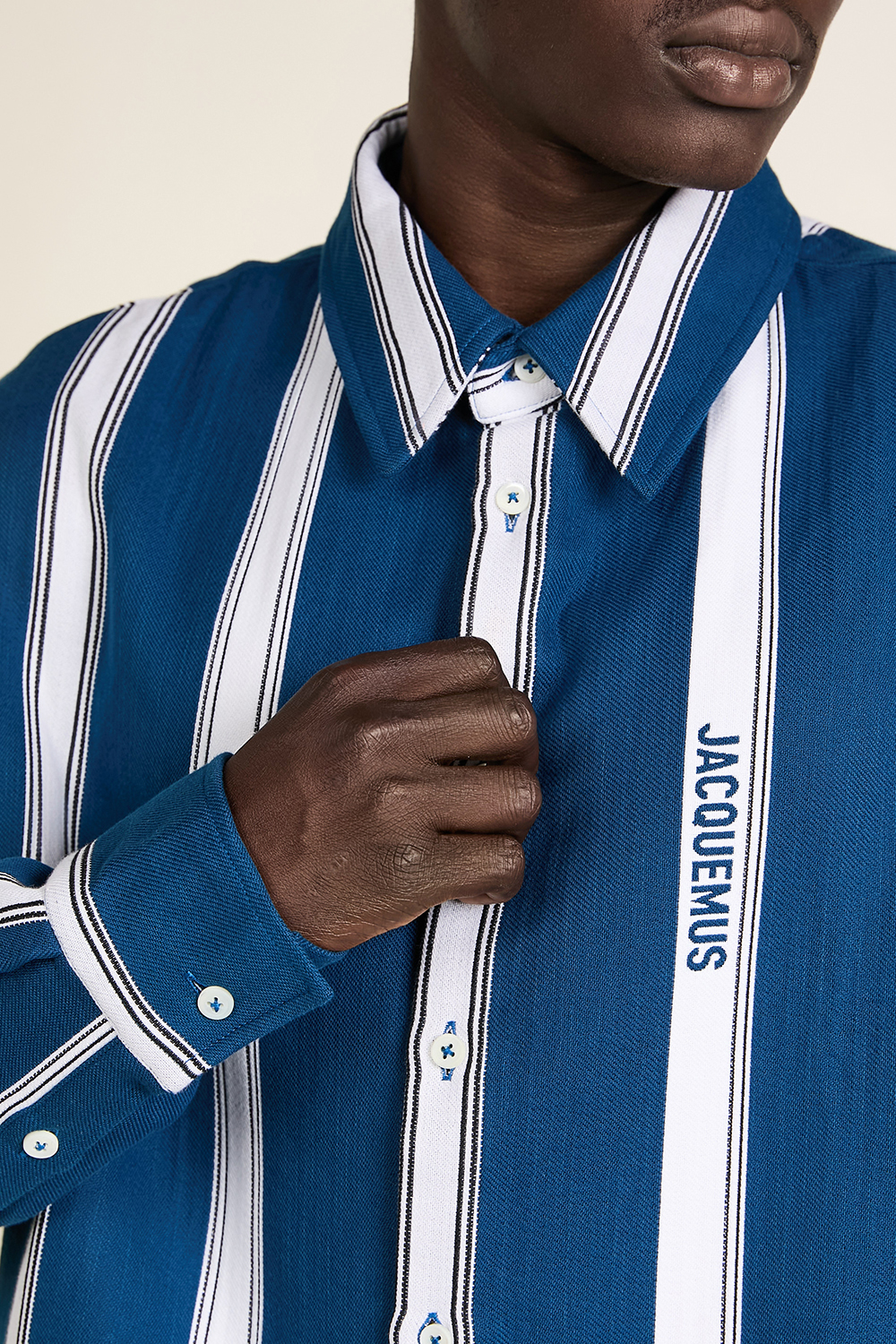תמונת דוגמן אחורית של חולצת ז'קט JACQUEMUS