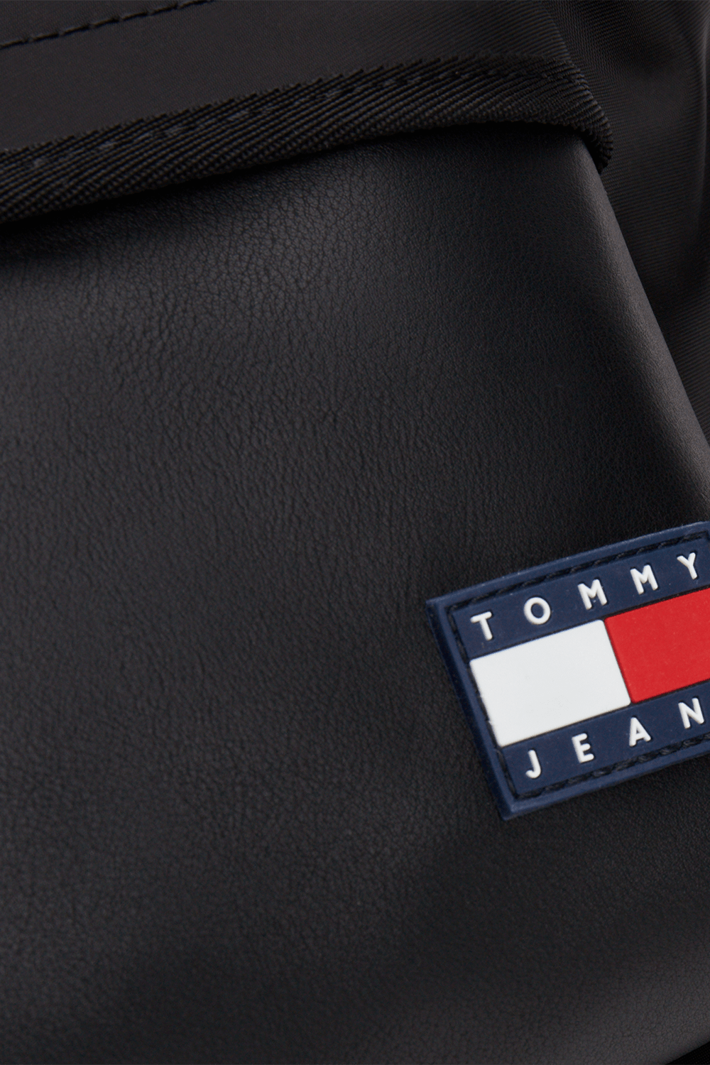 תמונת תקריב של תיק גב TOMMY HILFIGER