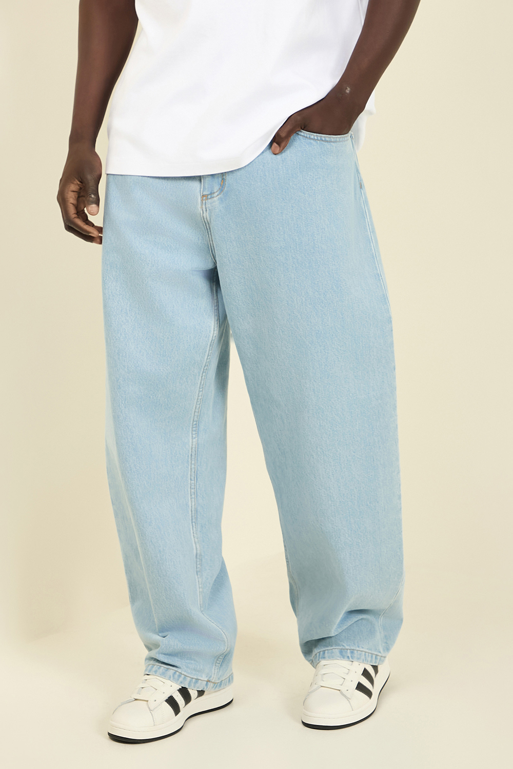 תמונת דוגמן קידמית של מכנסי ג'ינס ברנדון CARHARTT WIP