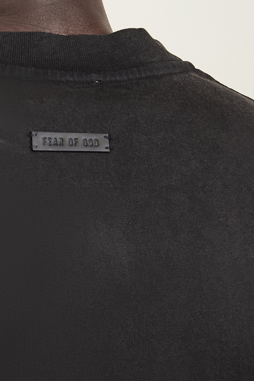 תמונת דוגמן אחורית של חולצת טי FEAR OF GOD