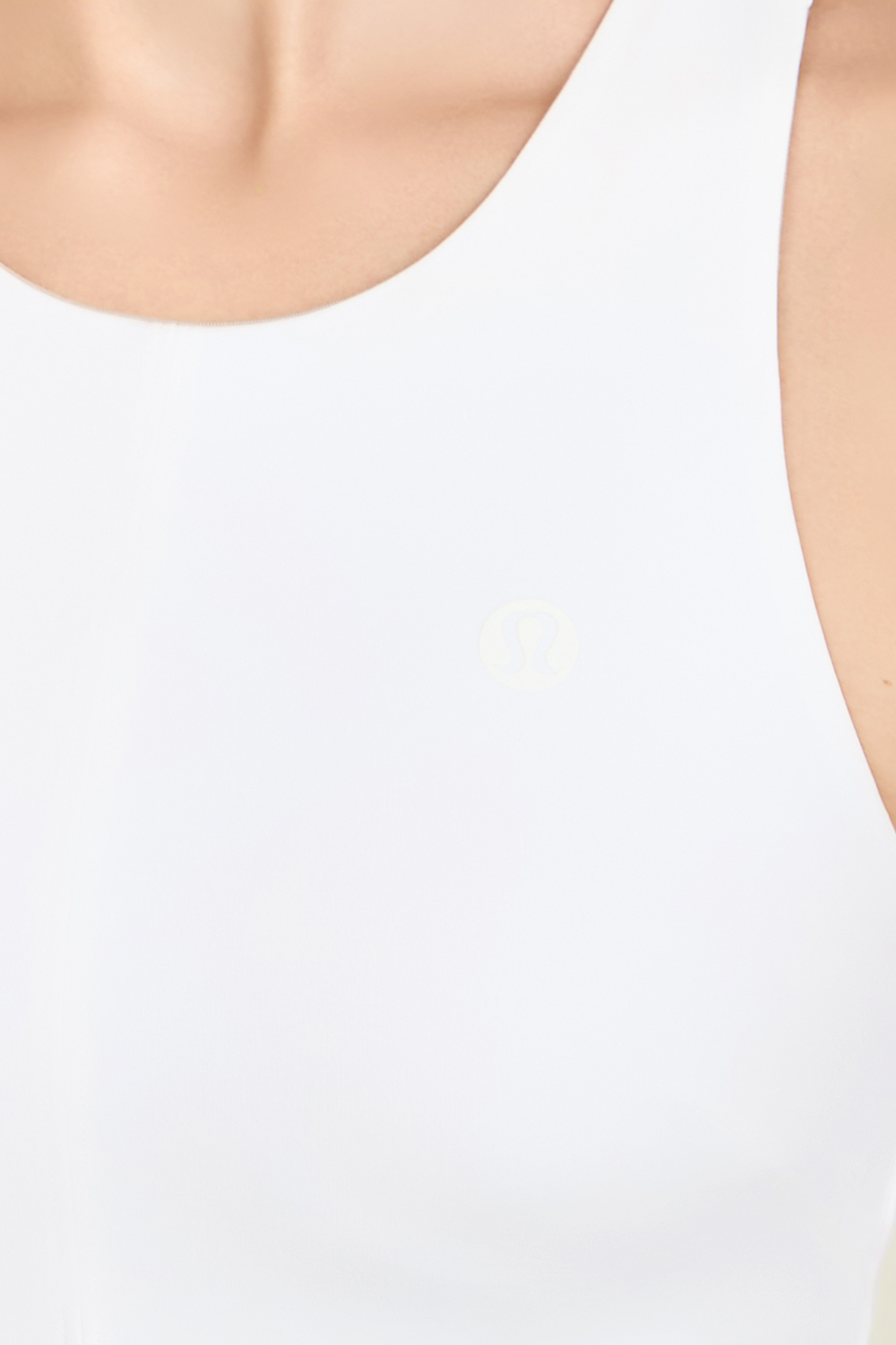 תמונת תקריב דוגמן של V-Waist Cropped Tennis Tank Top