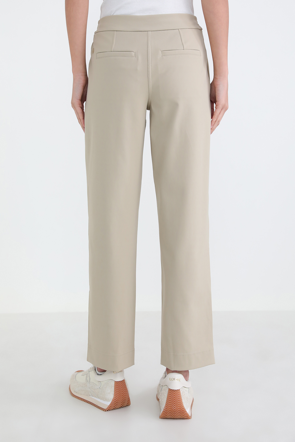 תמונת דוגמן אחורית של Straight-Leg Mid-Rise Pant Luxtreme LULULEMON