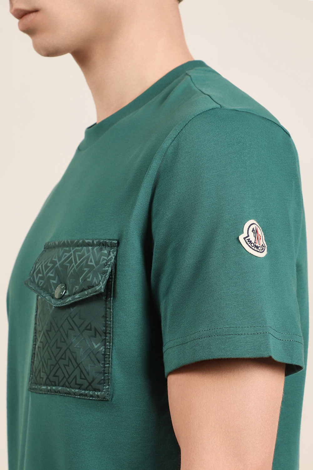 תמונת תקריב דוגמן של חולצת טי MONCLER