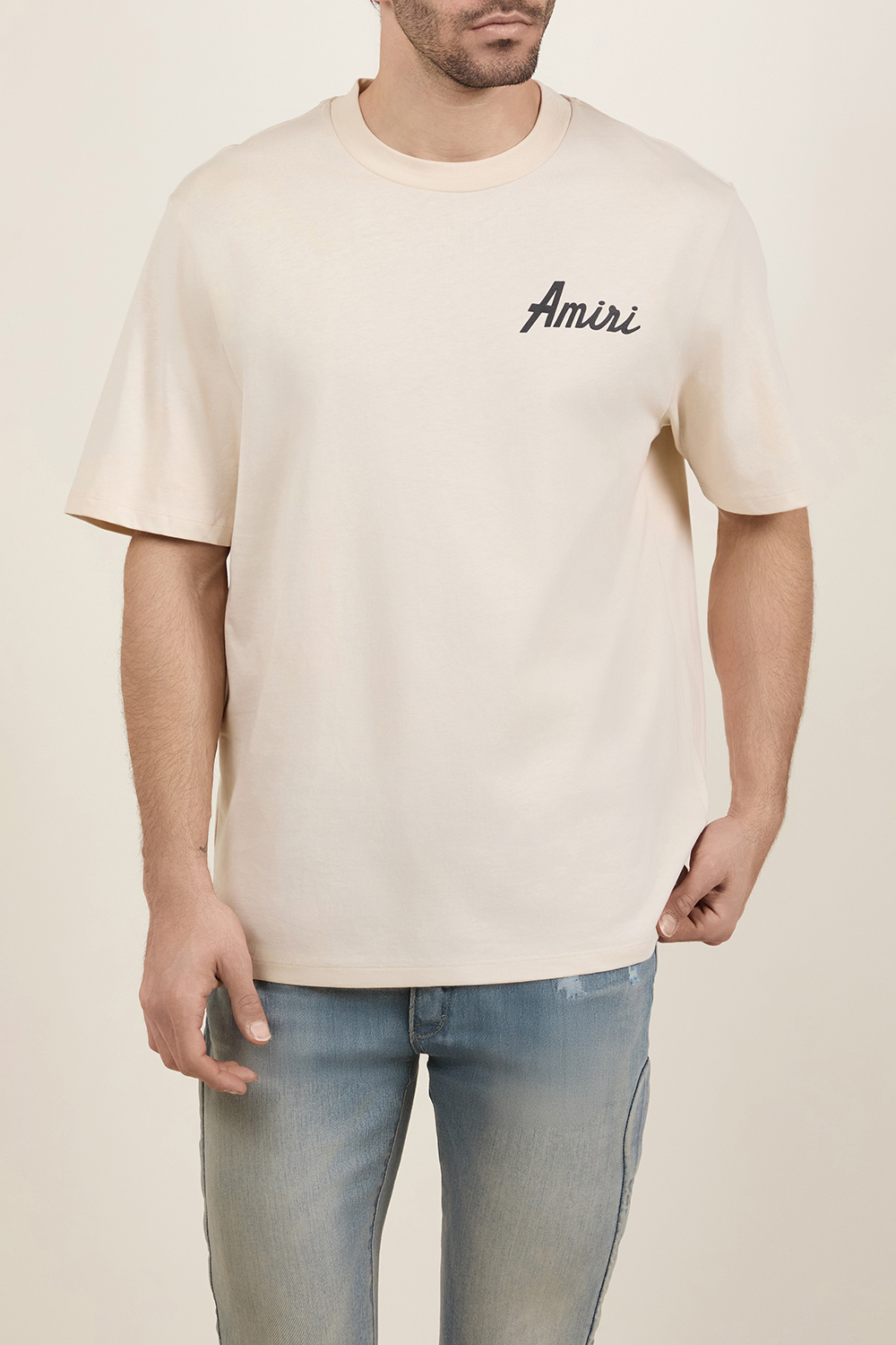 תמונת דוגמן קידמית של חולצת טי AMIRI