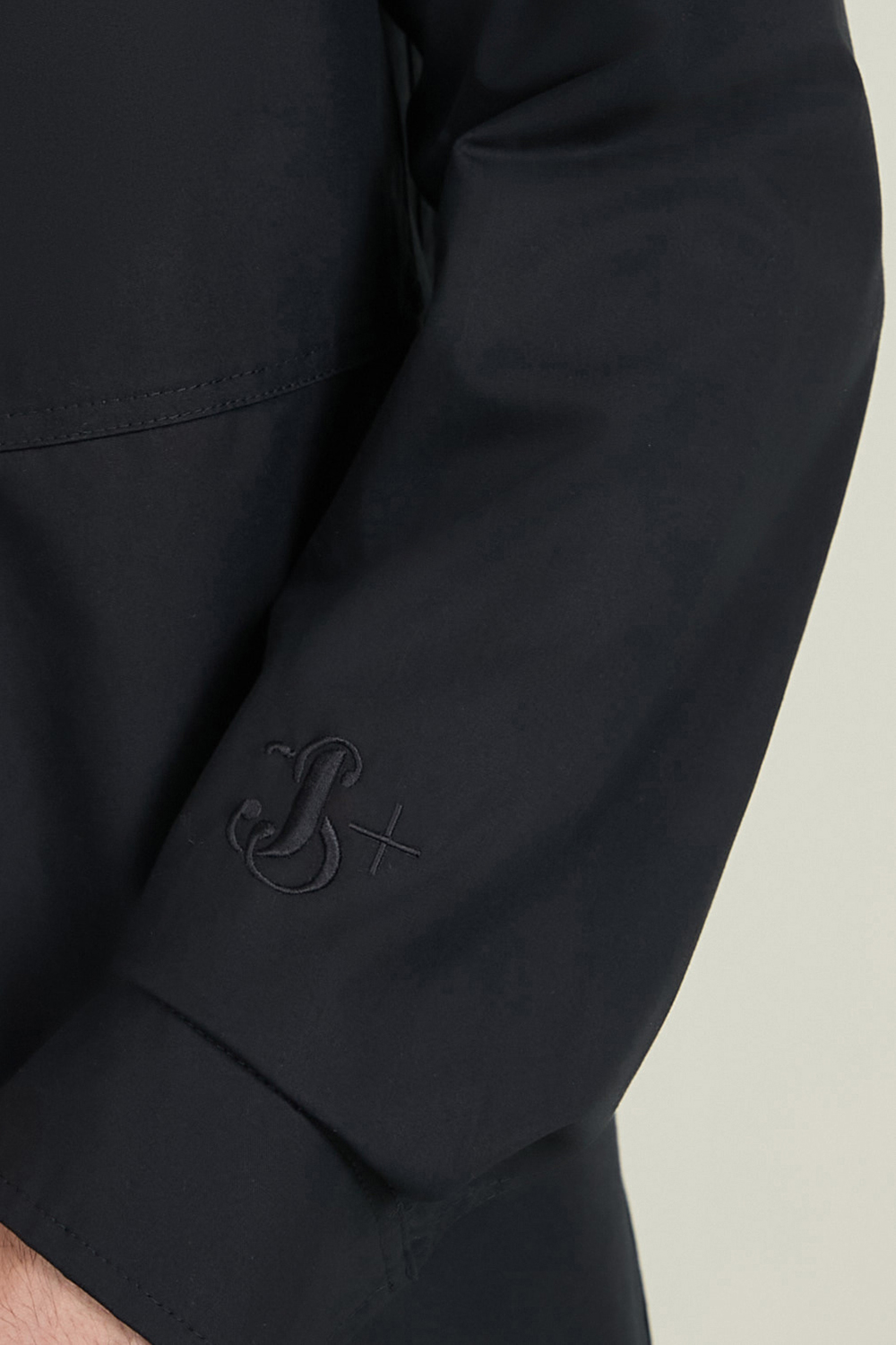 תמונת תקריב דוגמן של חולצת ז'קט מכופתרת JIL SANDER