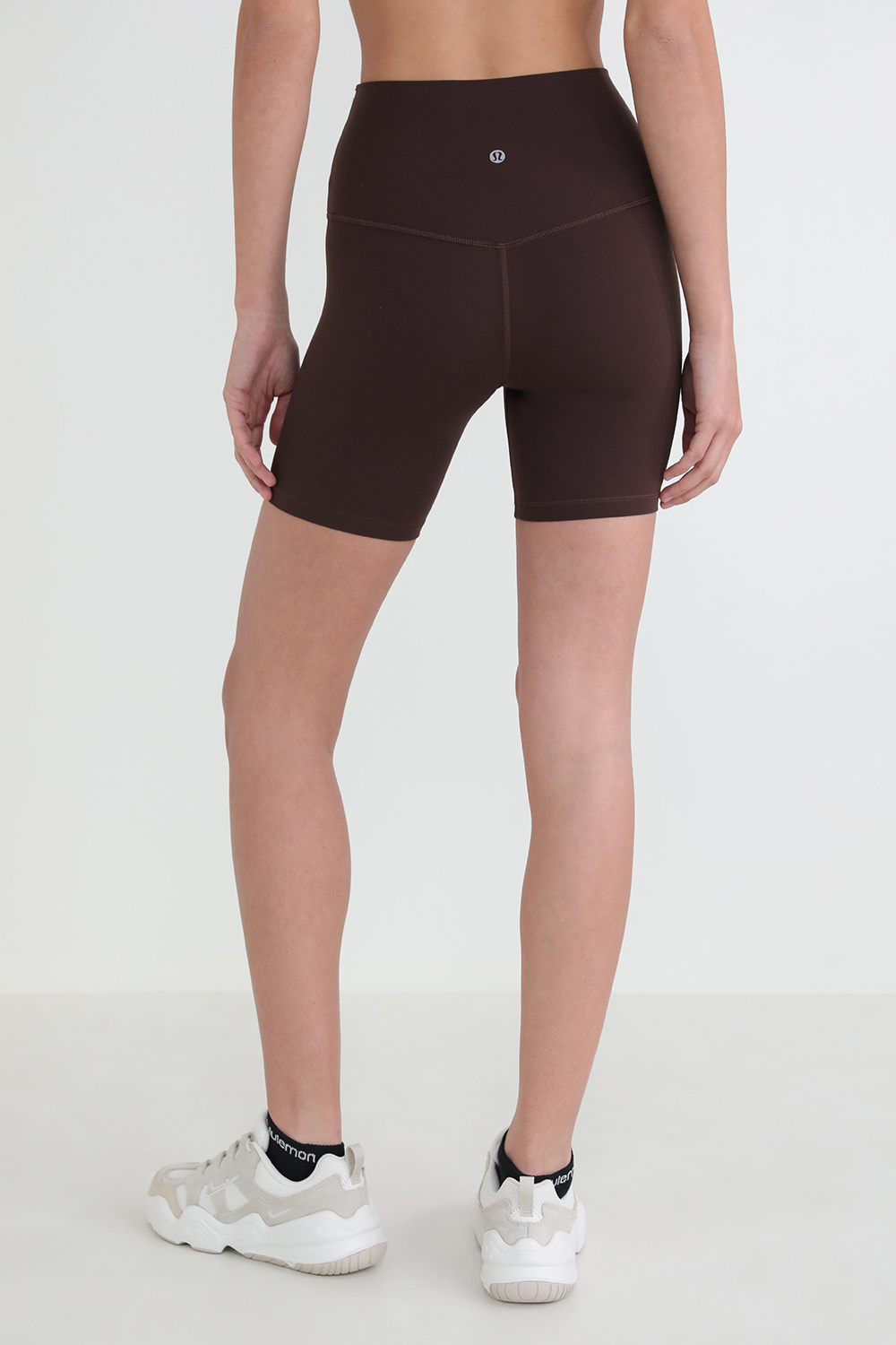 תמונת דוגמן אחורית של Align™ High-Rise Short 6