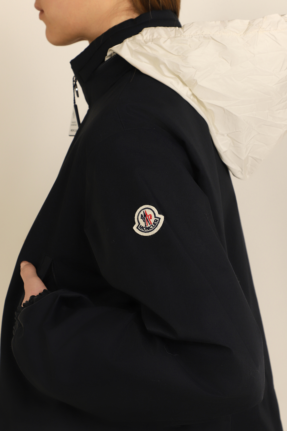 תמונת תקריב דוגמן של ז'קט פוך קל MONCLER
