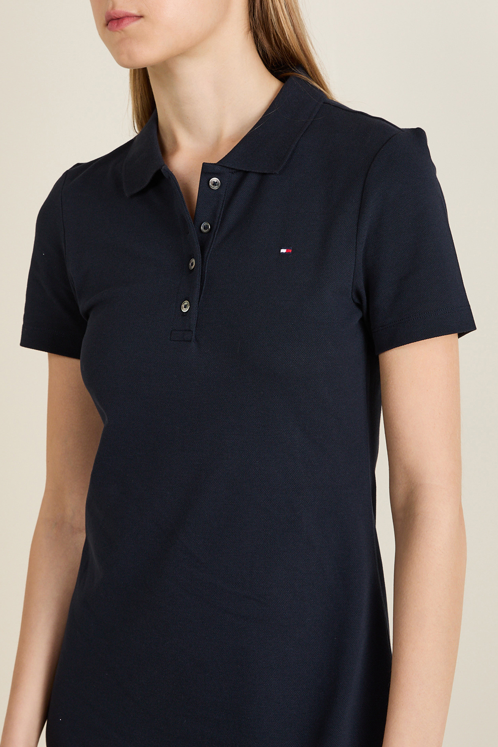 תמונת תקריב דוגמן של שמלת פולו קצרה TOMMY HILFIGER