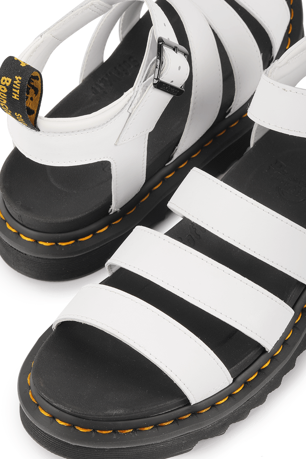תמונת תקריב של סנדלי גלדיאטור בלייר מעור DR.MARTENS