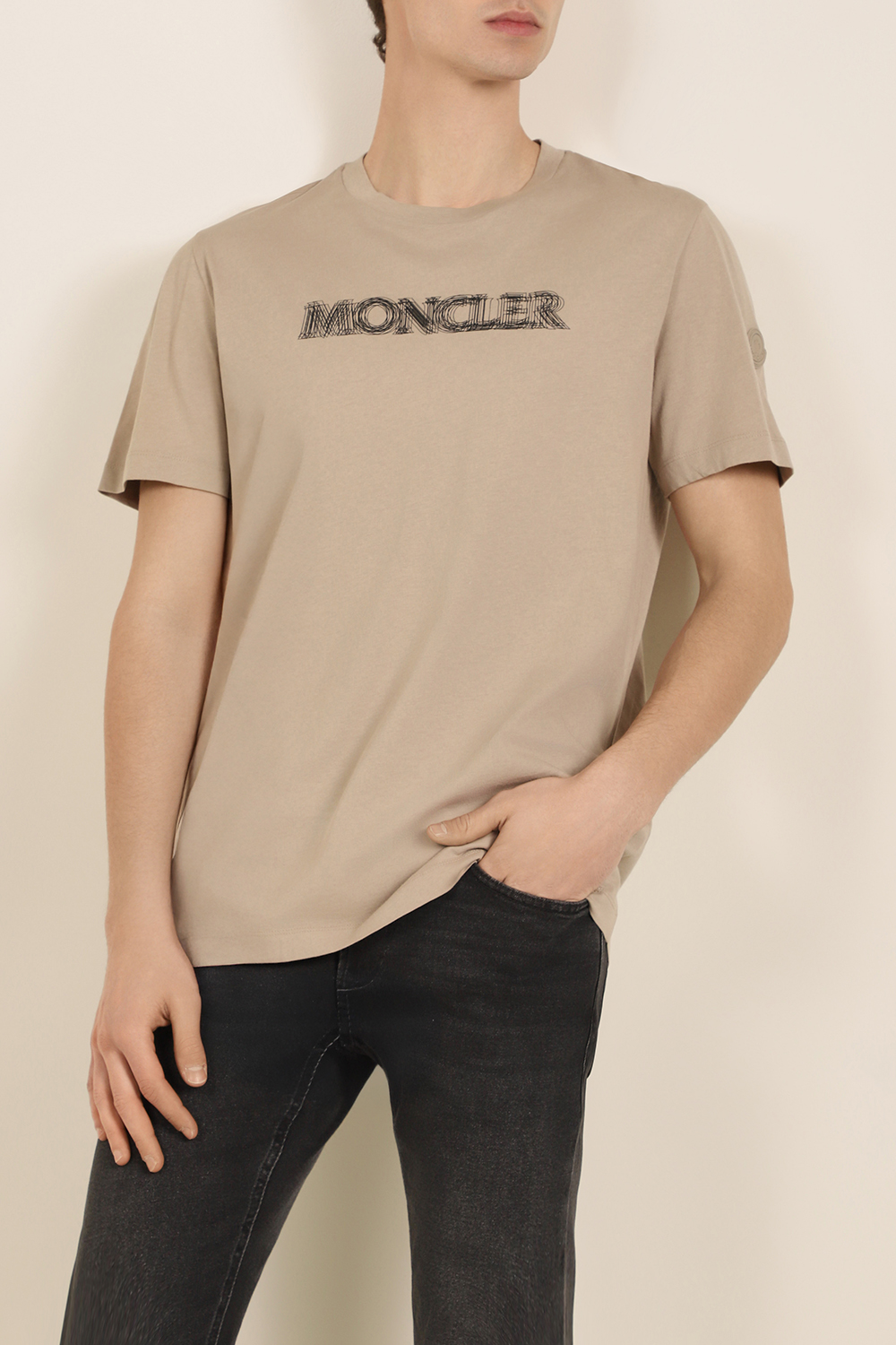 תמונת דוגמן קידמית של חולצת טי MONCLER